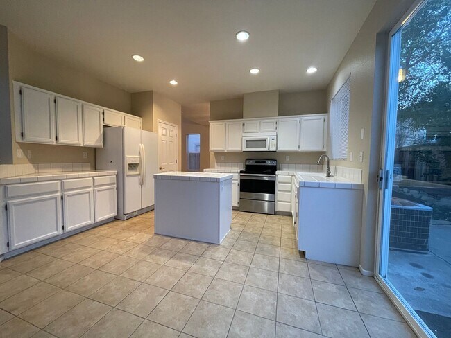 Building Photo - Wonderful Home Close to Shopping and Public Transportation.