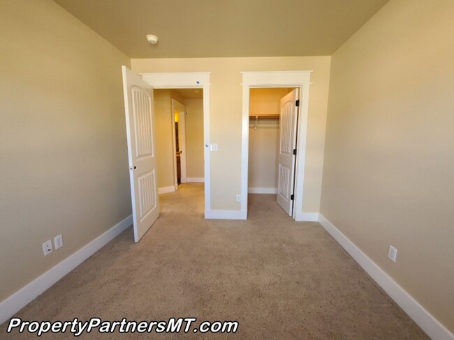 Building Photo - Beautiful 3 Bed 2.5 Bath Town house with A...