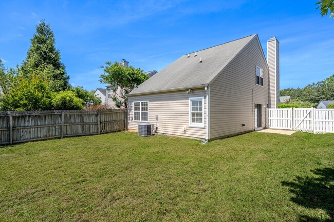 Building Photo - Available Now! 3-bedroom home with off str...