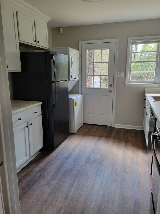 Building Photo - Newly renovated 2 bedroom 1 bath duplex!