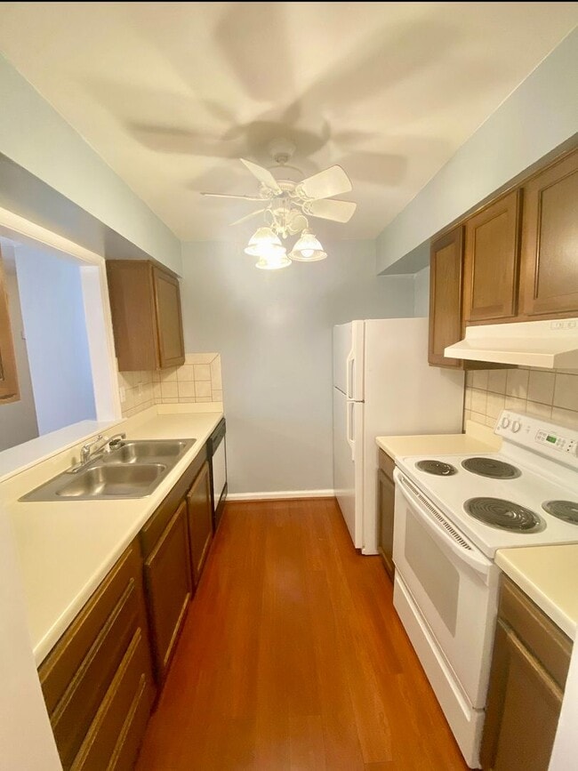 Building Photo - 702 Brook Meadow Ct