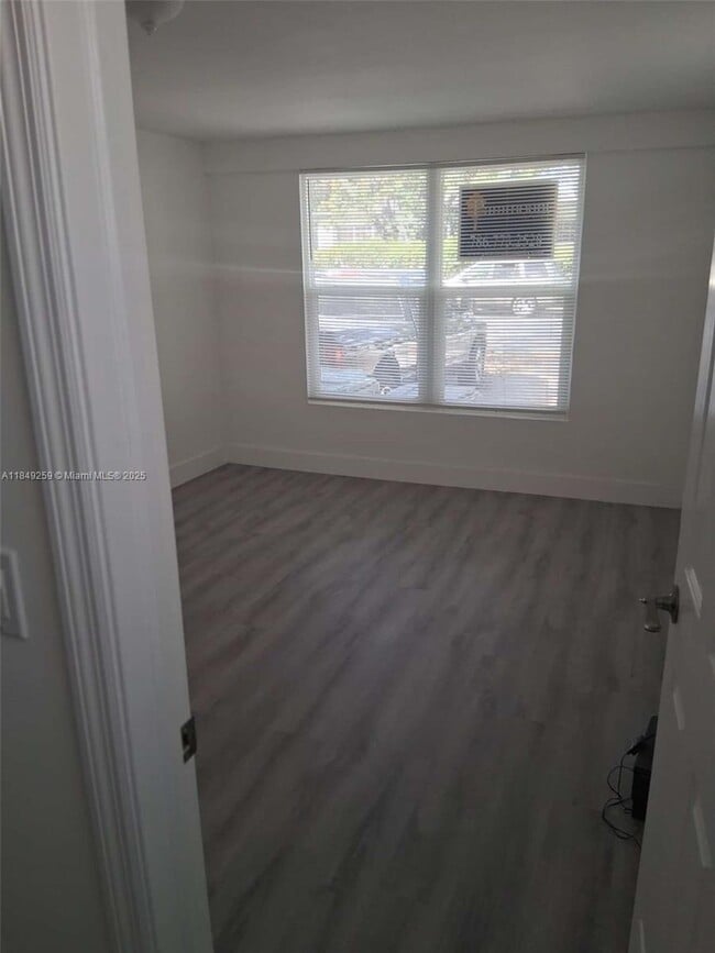 Building Photo - 400 NE 161st St