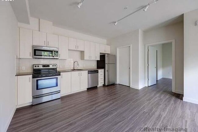 Building Photo - First Floor Front Facing Vibrant Stylish O...