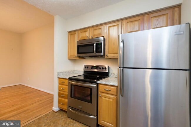 Building Photo - 2013 Warners Terrace S