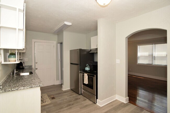 Building Photo - Modern Comfort with Timeless Cozy Charm and a fenced-in yard!