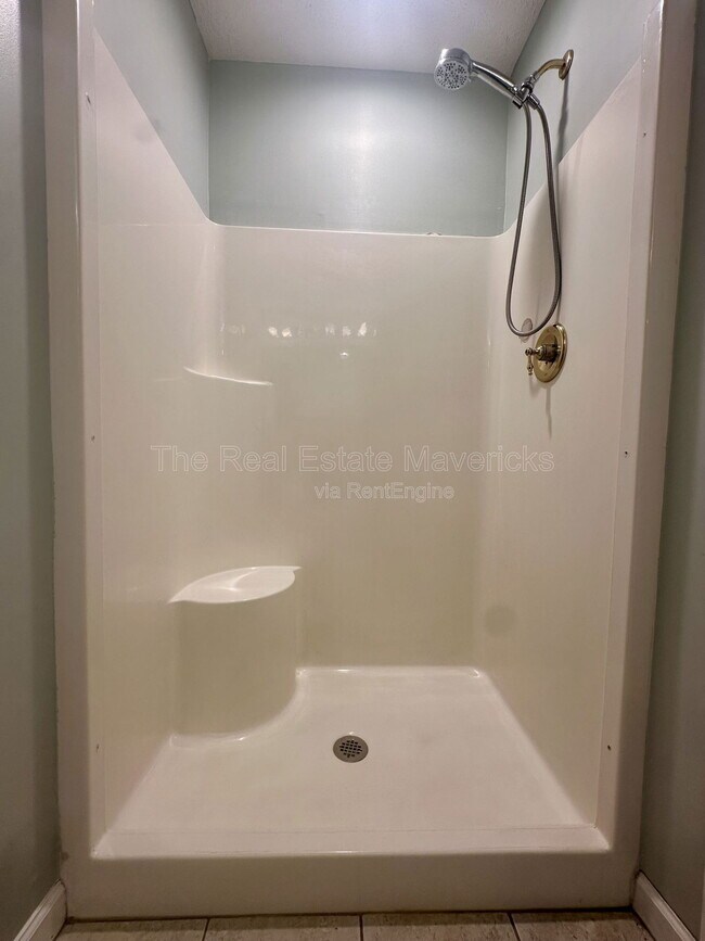 Building Photo - 695 Prater Rd