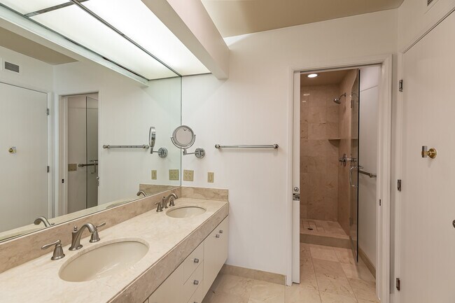 Building Photo - 700 Front St