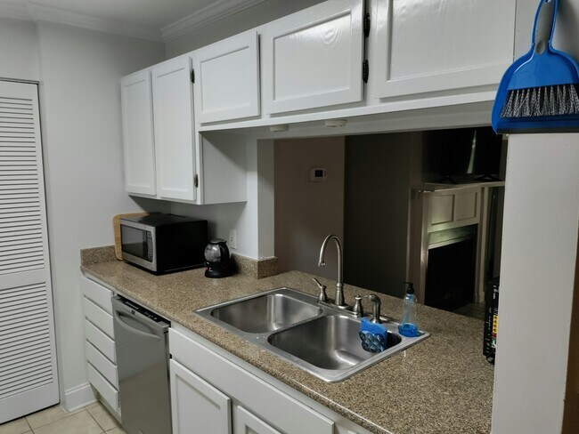 Building Photo - 229 Windsor Point Road, Unit 5H