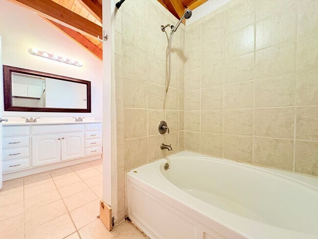 Building Photo - 413 Skyview Dr