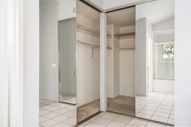 Building Photo - 9244 Calle De Vista Oeste