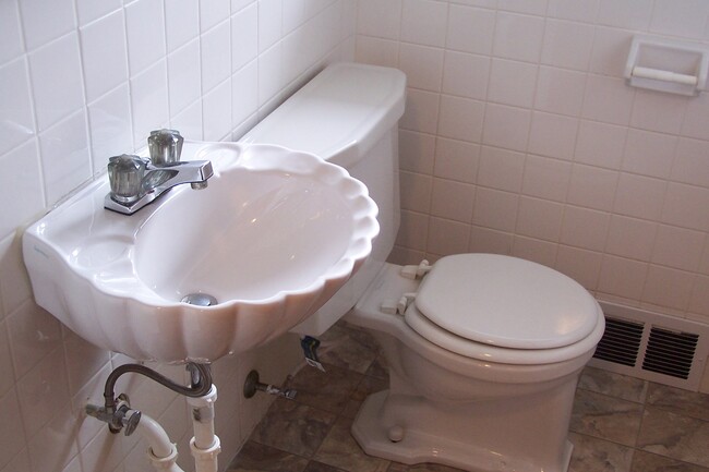 1/2 Bath upstairs - 48 N Brookwood Way