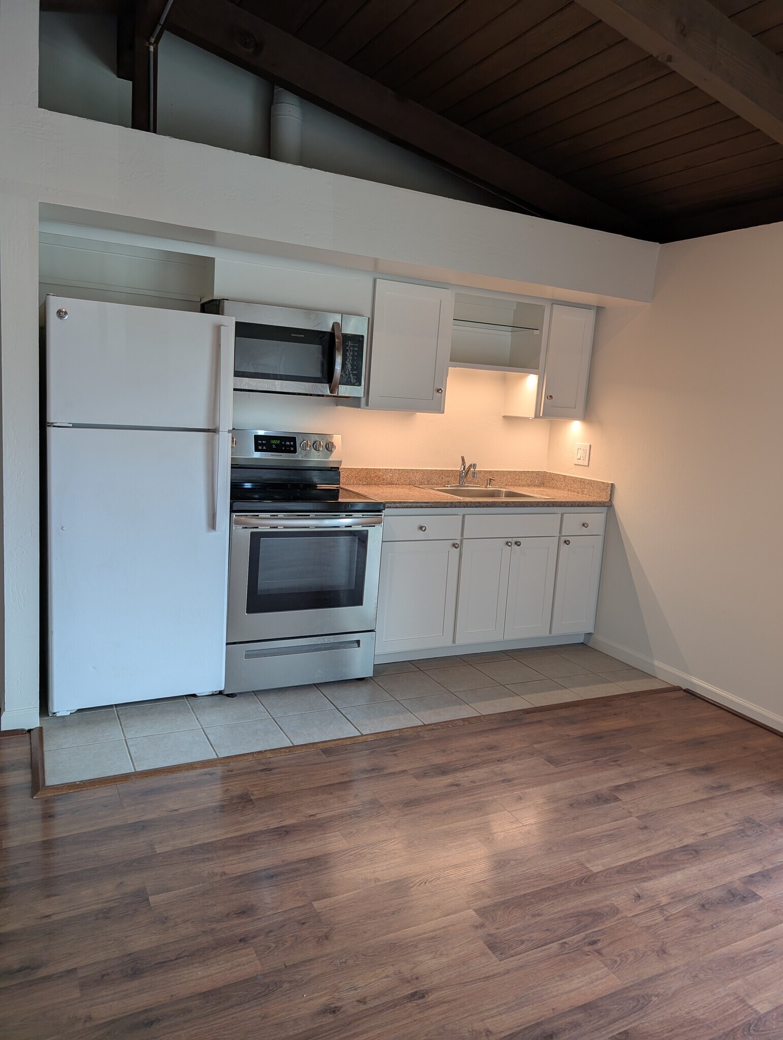 Building Photo - 214 Bayview St