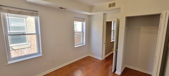 Building Photo - 926 S Hanover St