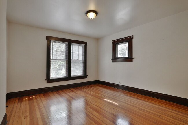 Building Photo - NEWLY RENOVATED NORTH CAMPUS - 3 BEDROOM 2 FULL BATHROOMS