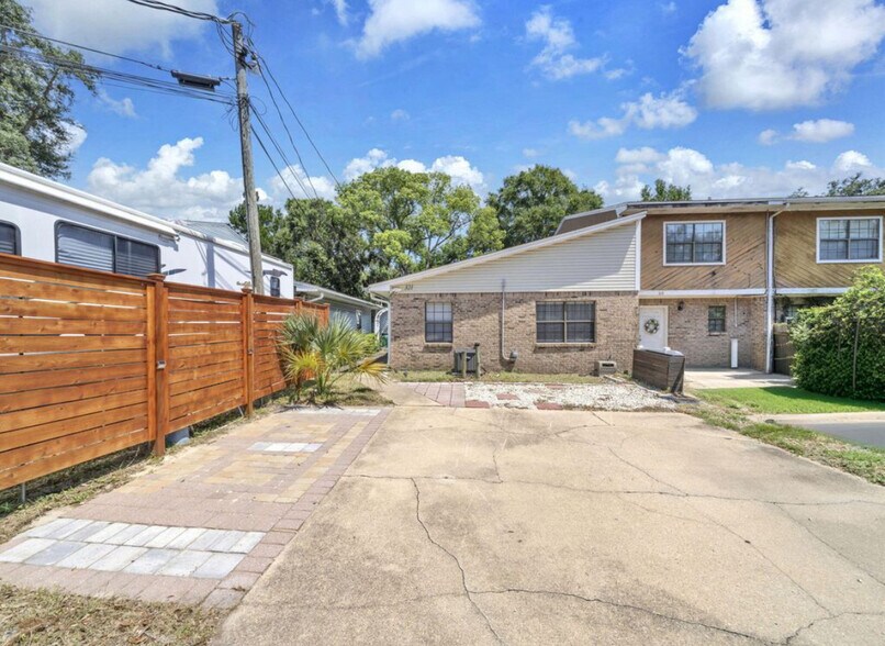 Building Photo - 321 Woodham Ct