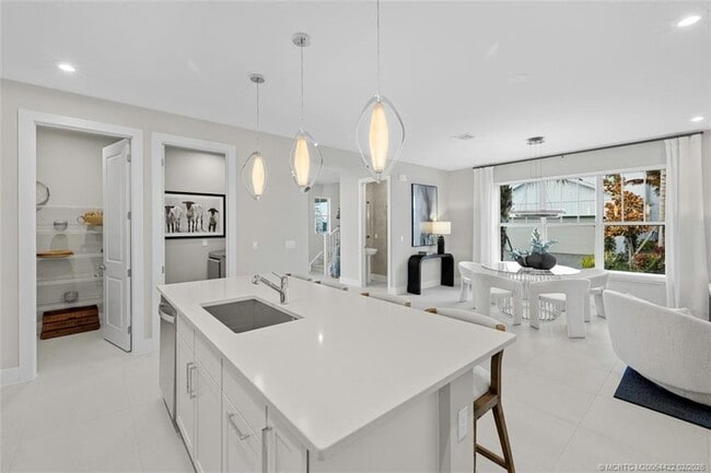 Building Photo - 823 SW Pr Ave