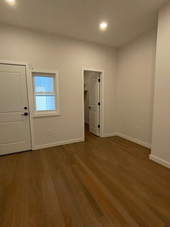 Building Photo - 107 Magazine St