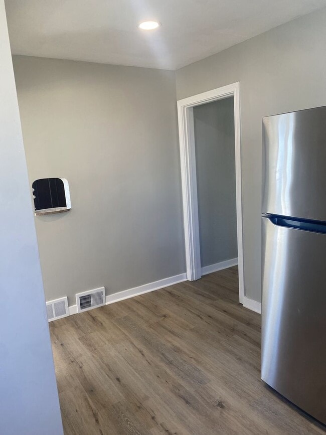 Building Photo - ADORABLE 2 BEDROOM / 1 BATH BRICK RANCH HOME - E McKEEPSPORT