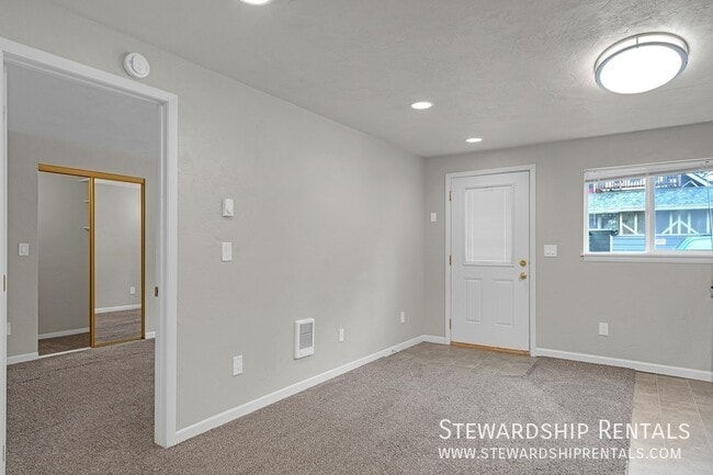 Building Photo - 1431 1/2 W. Broadway Avenue-