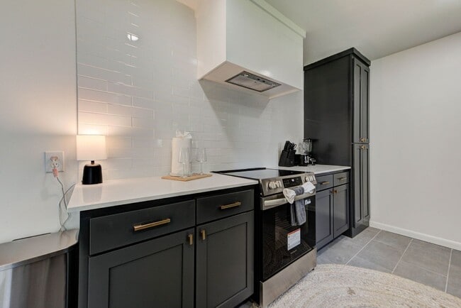 Building Photo - Fully Renovated 4 Bed, 2 Bath Just Minutes from Campus