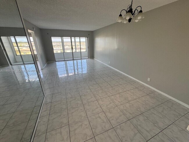 Building Photo - 1101 Crystal Lake Dr