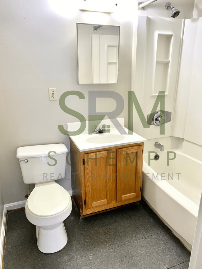 Building Photo - Spacious Second Floor 1BR in Portland