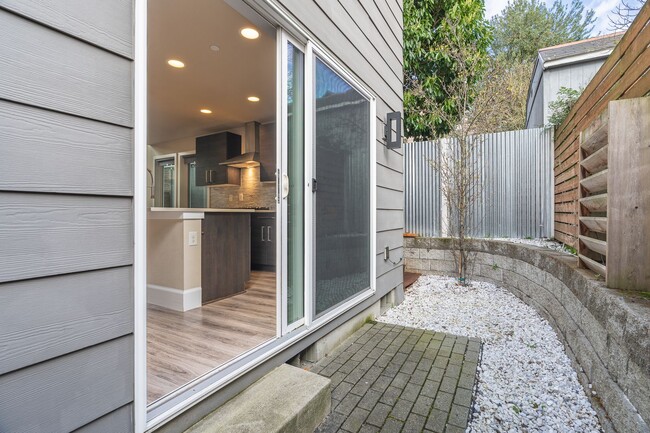 Building Photo - Welcome Home Modern Townhome in the heart of Freemont