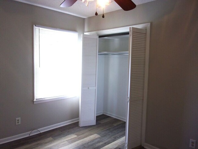 Building Photo - Spacious 2 Bedroom 1 Bath Duplex Minutes t...