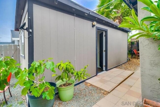 Building Photo - 3891 Superba St