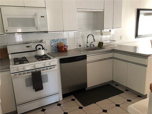 Building Photo - 45 Ayrault St