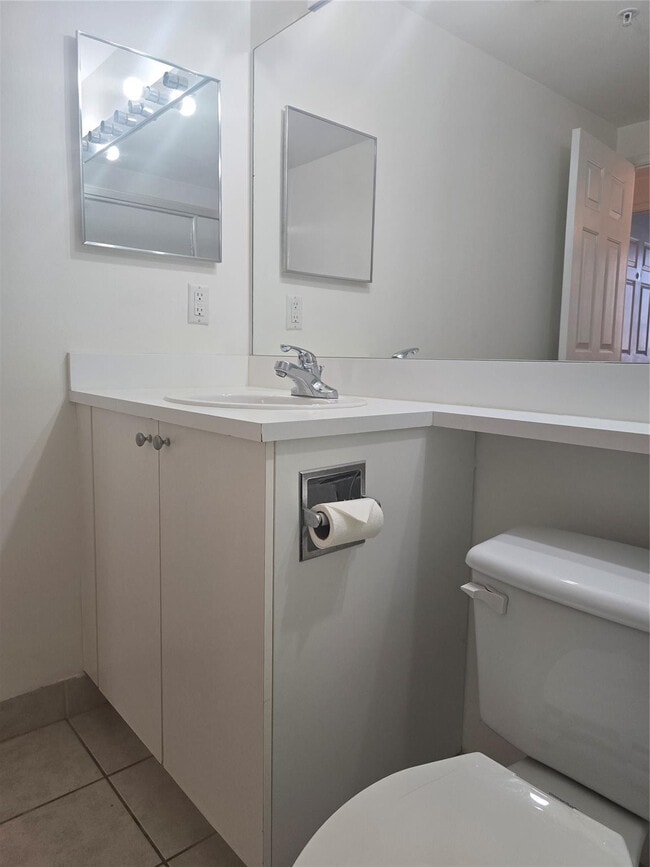 Building Photo - 7970 N Nob Hill Rd