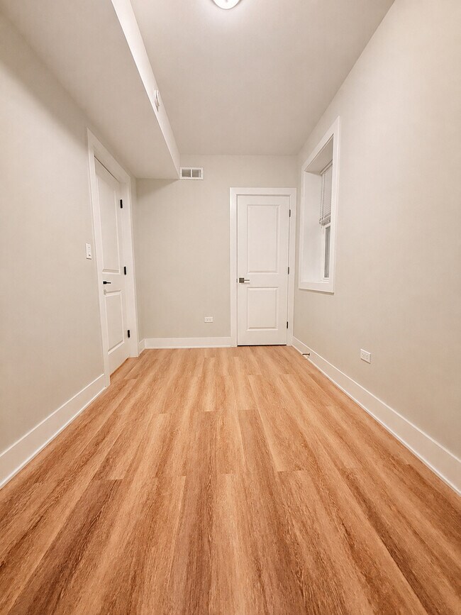 Building Photo - 2850 N Avers Ave