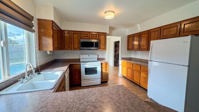 Building Photo - Move-In Ready 3-Bedroom with Pool / Lawn and Pool Service Included!
