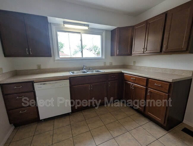 Building Photo - 122 W Creighton Ave