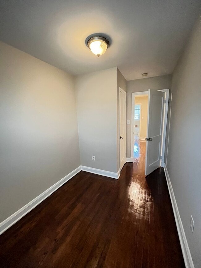 Building Photo - Beautiful 3 Bedroom 1 Bathroom East Baltim...