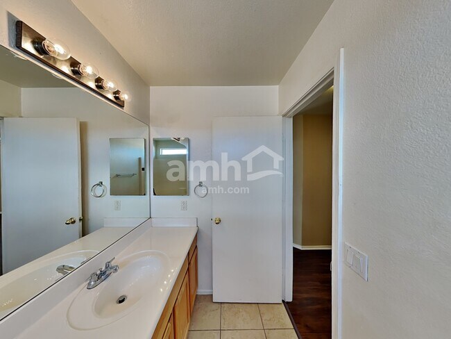 Building Photo - 10126 Olla Ave