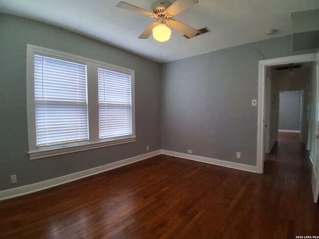Building Photo - 315 W Ridgewood Ct