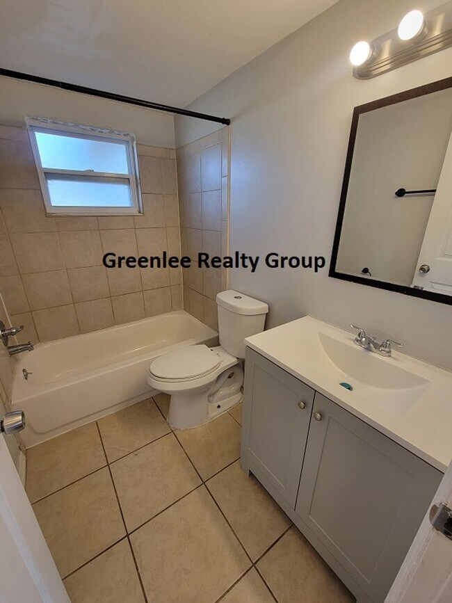 Building Photo - Beautiful Updated 2 Bed/1Bath Home in Port...