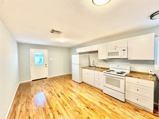 Building Photo - 6203 Heards Ln