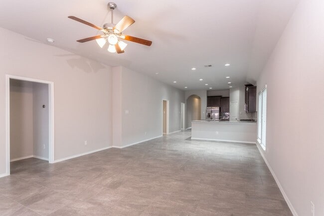 Building Photo - Comfort Meets Style – 3BR/2BA Home in Manor!