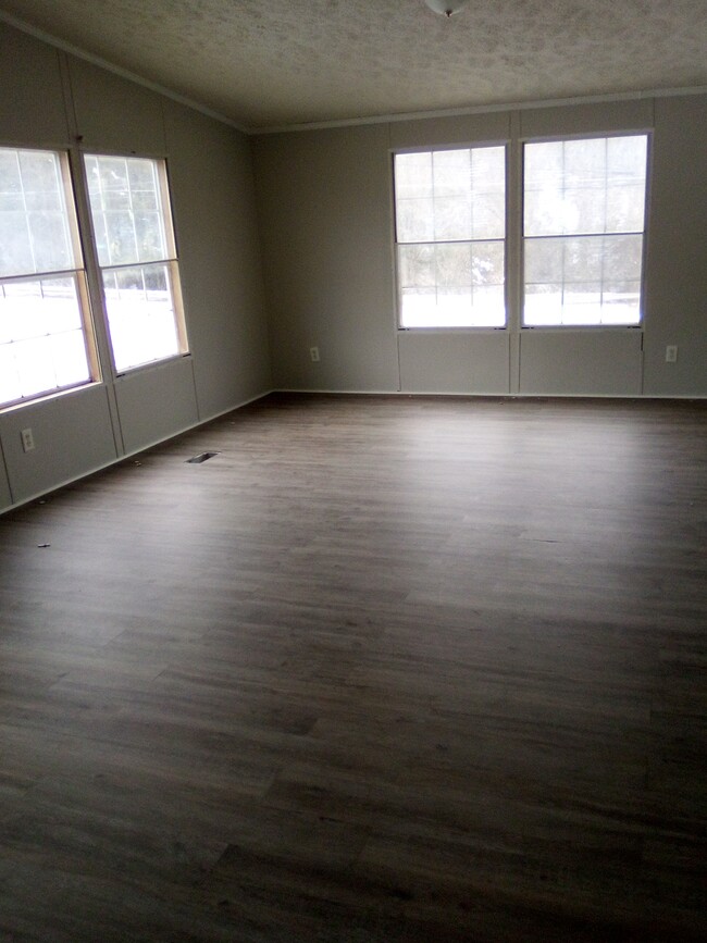 Building Photo - 3111 Riverside Dr