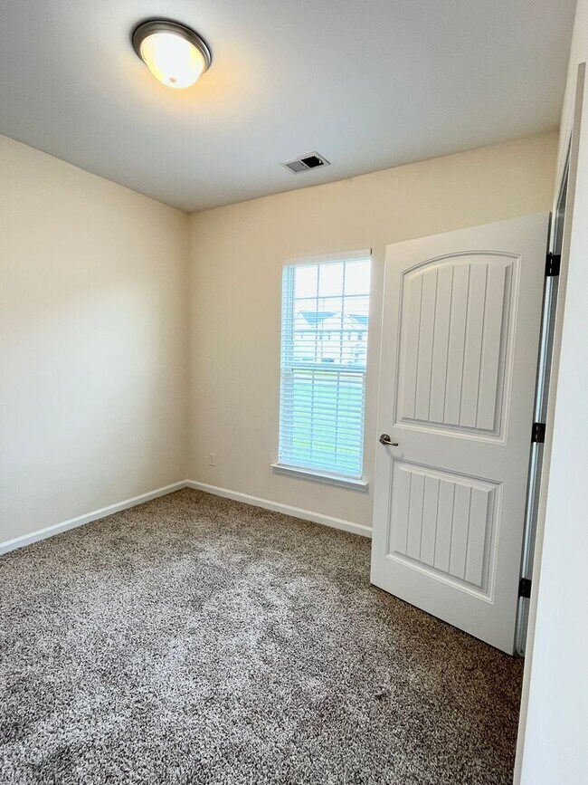 Building Photo - 3 Bedroom, 1 bath, with fenced in backyard...