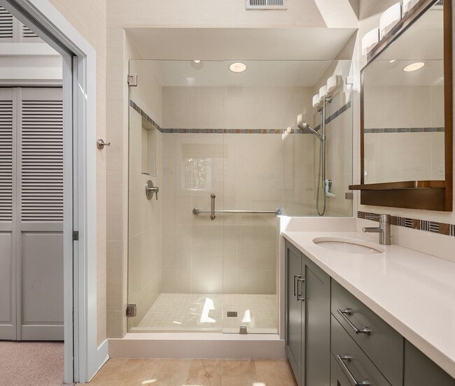 Building Photo - 3bd/3.5ba Mercer Island Home