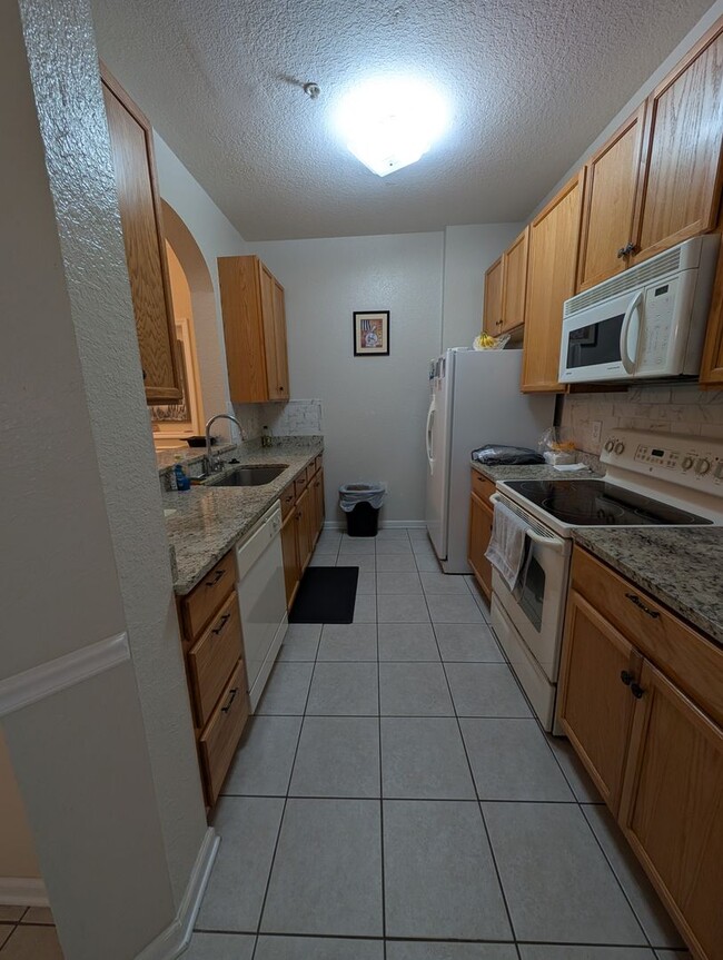 Building Photo - 3 Bedrooms 2 baths Immaculate condominium