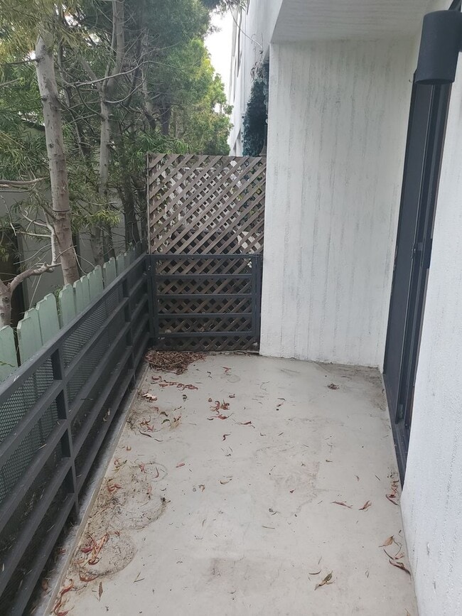 Building Photo - 2 BED + 2 1/2 BATH IN VENICE