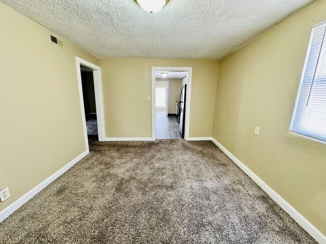 Building Photo - Updated FOUR bedroom home in South Louisville