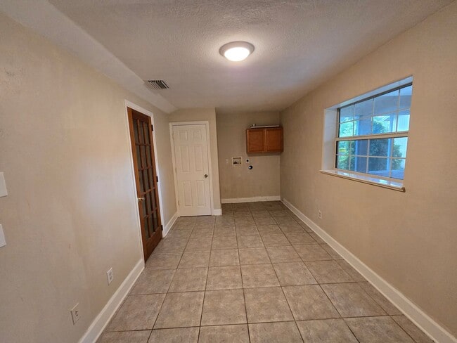 Building Photo - Charming 2-bedroom, 2-bathroom home