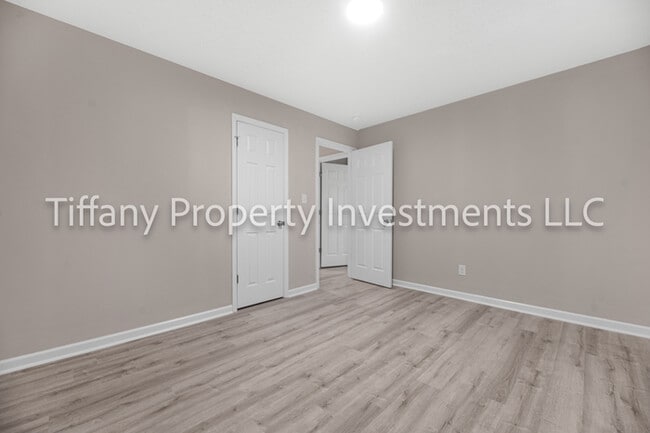 Building Photo - 2331 Woodleaf Dr