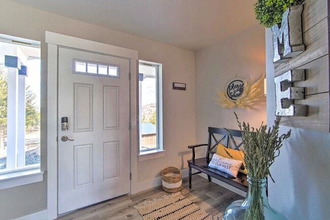 Building Photo - 3 Bedroom 2.5 Bathroom House In Cle Elum With Great Amenities and Sweeping Views