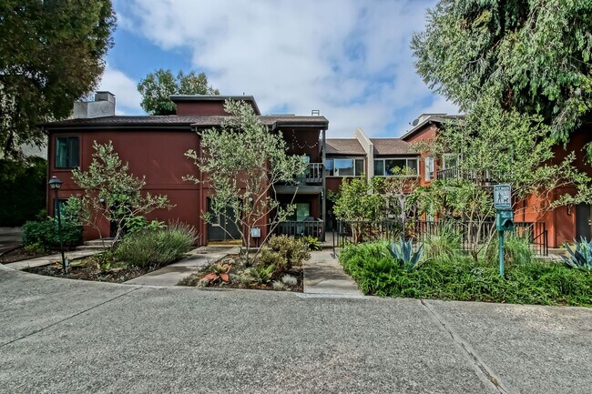 Building Photo - SPACIOUS, 2-STORY, 3BR2.5BA LAKESIDE CONDO...